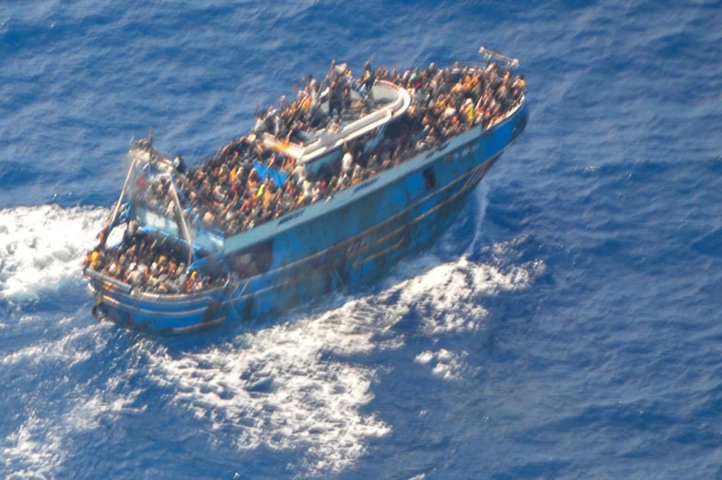 Zahlreiche Menschen befinden sich auf dem Fischerboot, das später kenterte und sank.