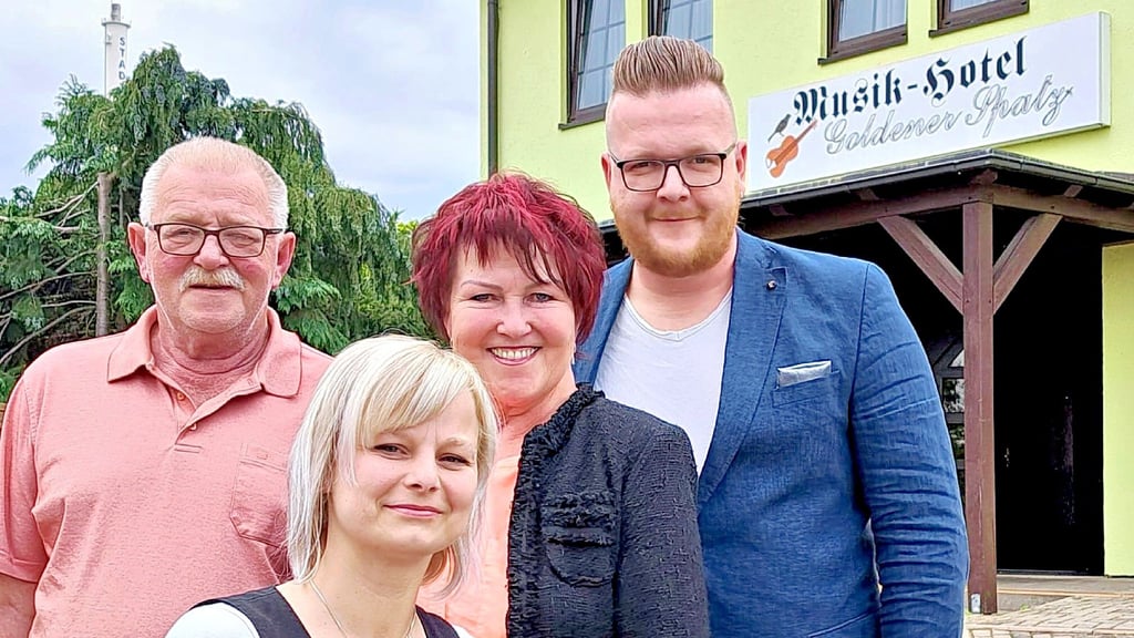 Es geht weiter im Musikhotel „Goldener Spatz“ – in guten wie in schlechten Zeiten. Eine Familie hält zusammen: Angela Novotny (Mitte) mit Mann Horst Marksteiner-Novotny sowie Juniorchef Florian und Serviceleiterin Franzy.