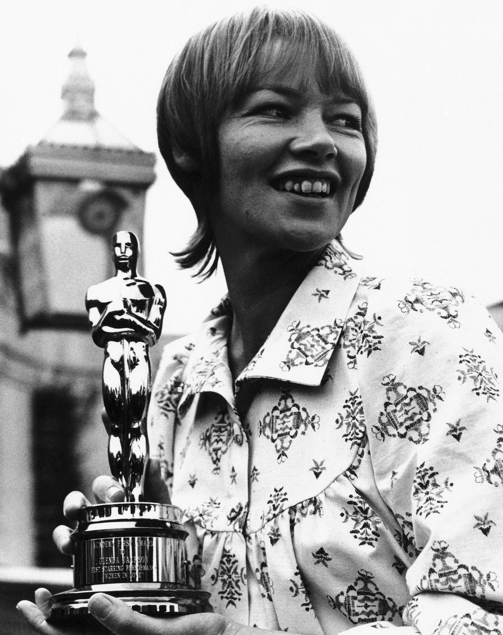 Die britische Schauspielerin Glenda Jackson hält ihren Oscar in der Hand (1971).