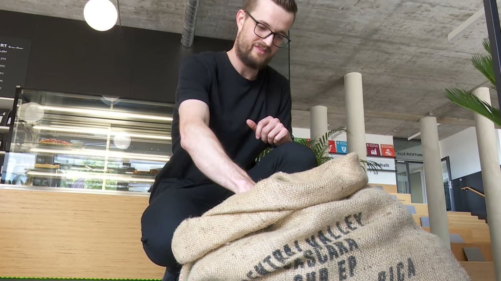 Matthieu Roy bereitet mit dem Kaffeetee einen Drink zu.