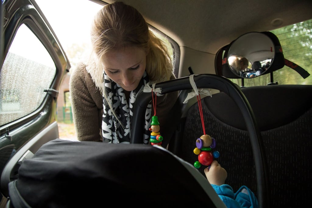 Die Zeit muss immer sein: Vor dem Losfahren den Nachwuchs im Kindersitz sichern.