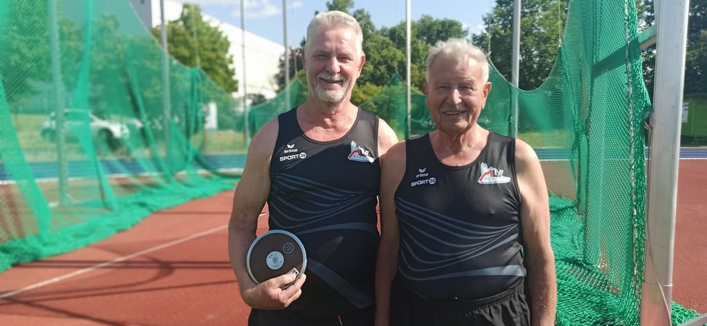 Die beiden Diskuswerfer Hans Jürgen Haarnagel (links) und Lothar Salbert wollen sich auch im Alter noch fit halten. Deshalb haben sie sich für das Diskuswerfen wieder in Form gebracht. Lothar Salbert will im August sogar zu den Deutschen Meisterschaften fahren.