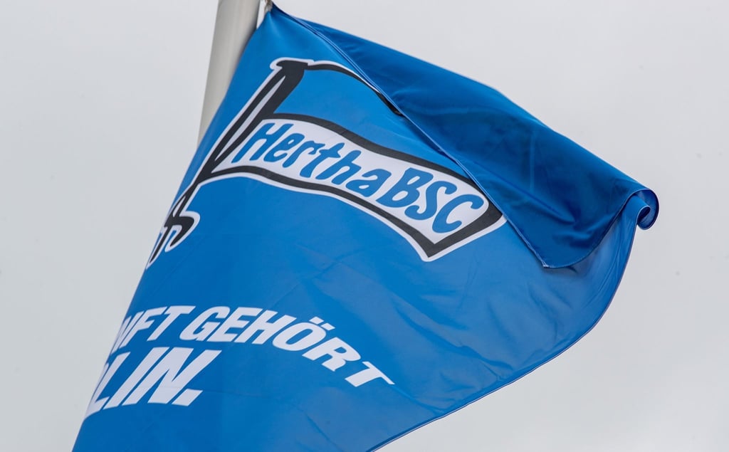 Eine Fahne von Hertha BSC weht im Wind auf dem verlassenen Trainingsgelände.