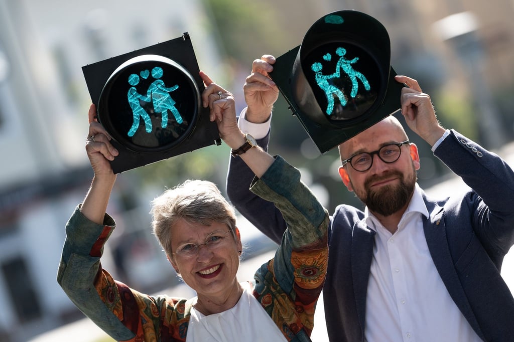 Petra Broistedt (SPD), Oberbürgermeisterin der Stadt Göttingen, und Frithjof Look, Stadtbaurat, halten Teile einer "queeren Ampelmenschen".