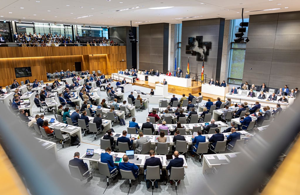 Abgeordnete nehmen im Plenarsaal an einer Sitzung des Landtags in Niedersachsen teil.