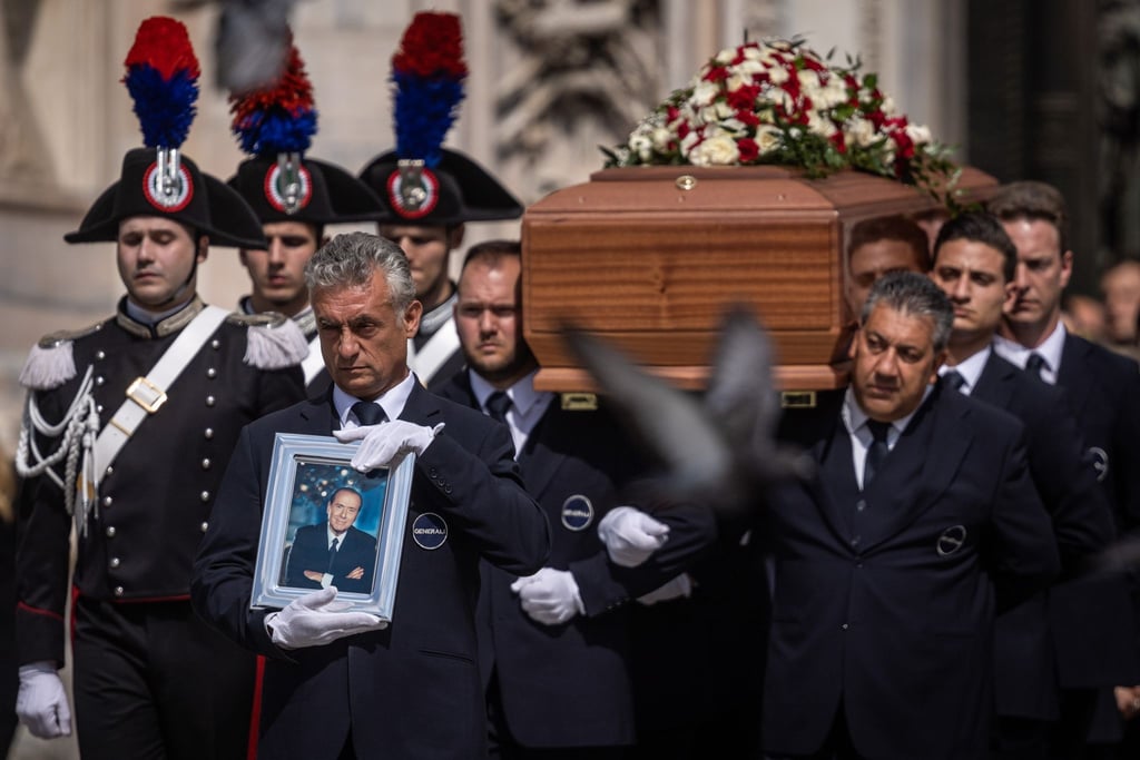 Silvio Berlusconis Sarg wird aus dem Mailänder Dom getragen.