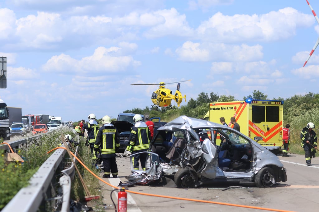 Bei Unfällen auf der A38 bei Merseburg wurden mehrere Menschen verletzt.