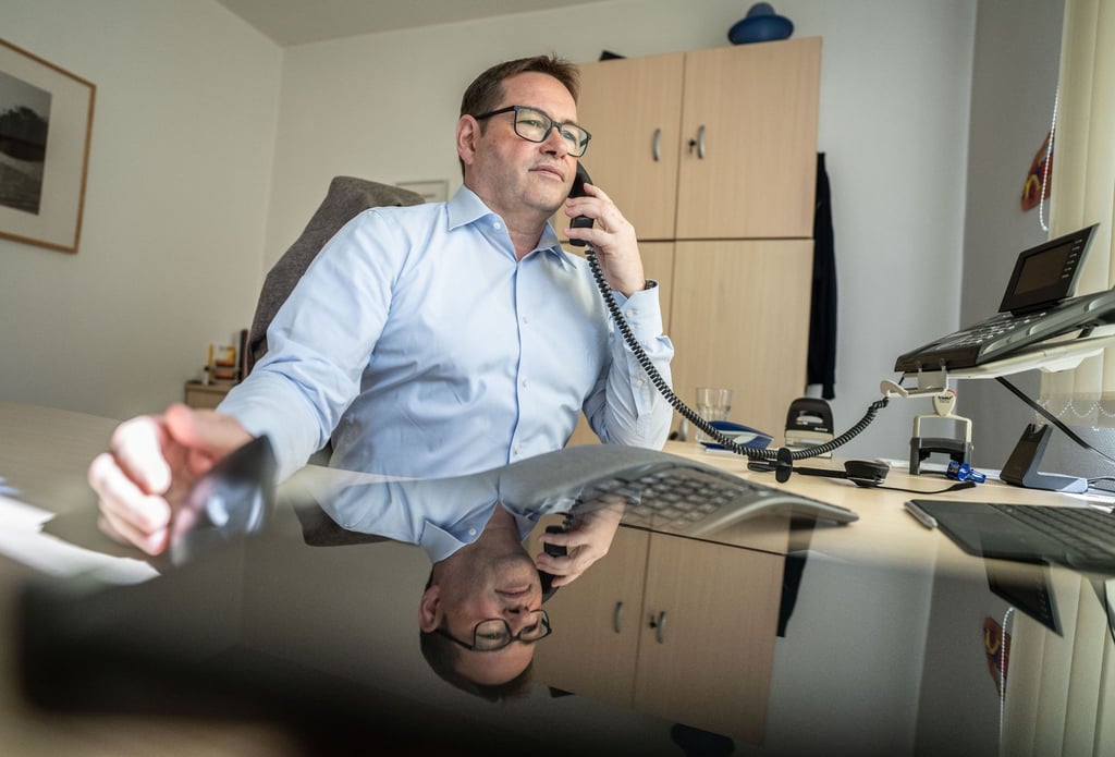 Berufsbetreuer wie Thorsten Becker unterstützen ihre Klienten auch bei Anträgen und im Umgang mit Behörden.