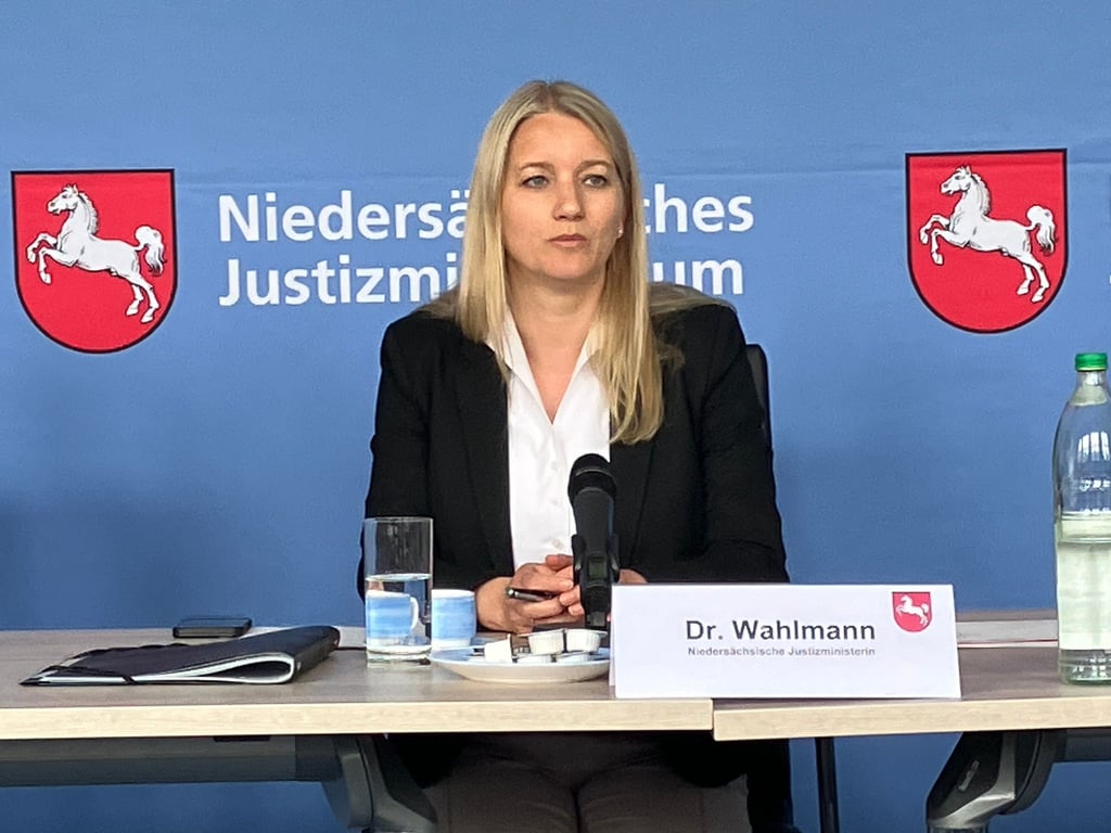 Die niedersächsische Justizministerin Kathrin Wahlmann (SPD) stellt eine Statistik vor.