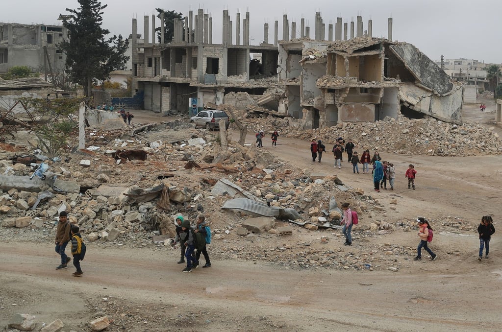 Alltag in Syrien: Kinder auf dem Rückweg von der Schule - sie laufen an Gebäuden vorbei, die durch Luftangriffe zerstört wurden.