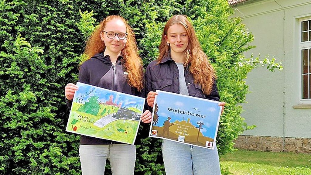 Zoe Ließmann  (l.) und Sunny Böer haben das Plakat zu der Aktion gestaltet.