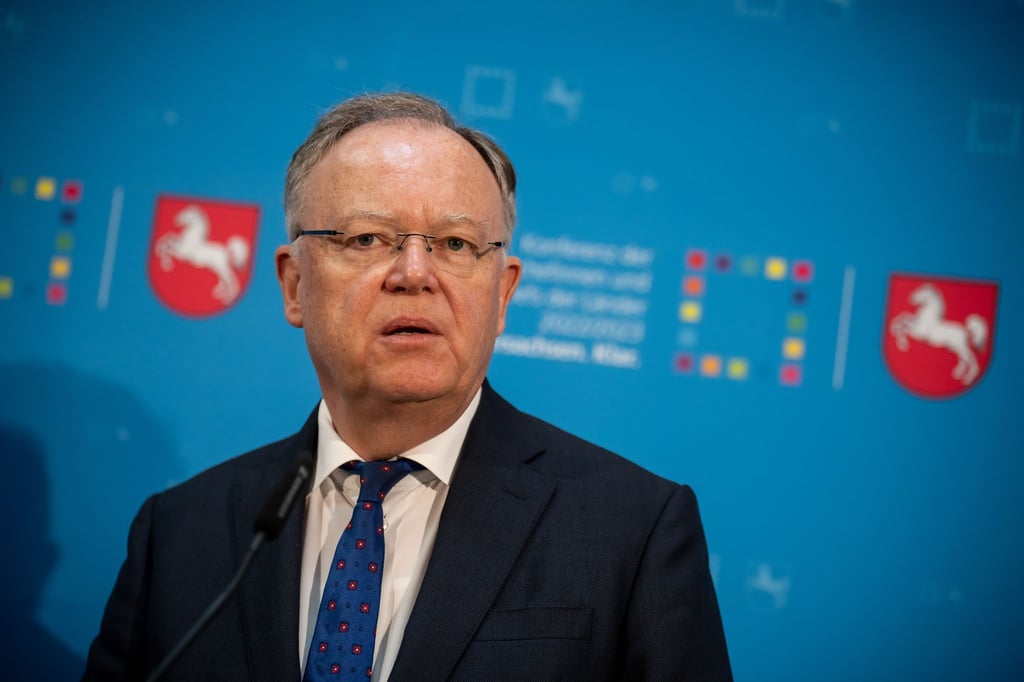 Stephan Weil, Ministerpräsident von Niedersachsen, nimmt an einer Pressekonferenz teil.