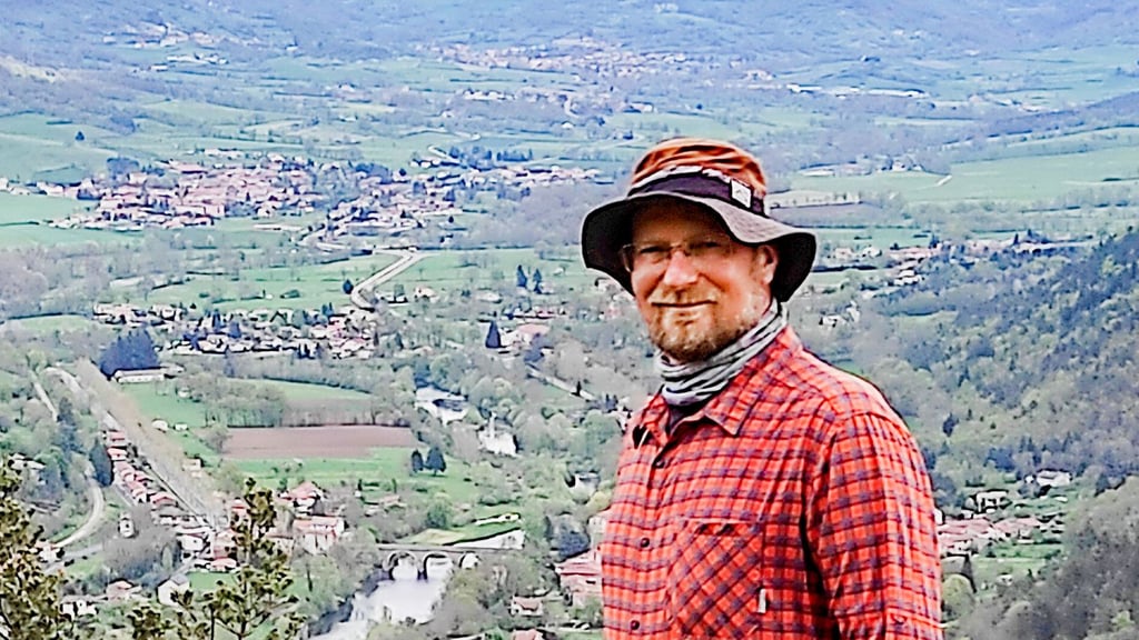 Marcin-Jan Franke auf einer Anhöhe mit Blick auf das Loiretal in Frankreich.