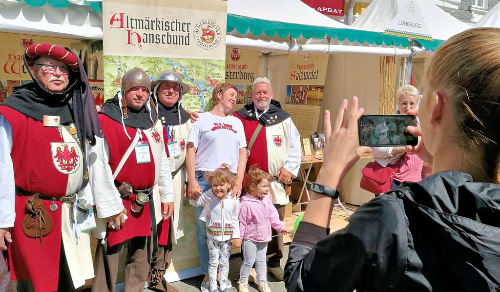 Die Salzwedeler Stadtwache ist bei den Hansetagen, hier 2019 im russischen Pskow, immer ein sehr beliebtes Fotomotiv. Mit ihrer rot-weißen Kleidung haben es die Herren so schon in ganz viele Familienalben geschafft.
