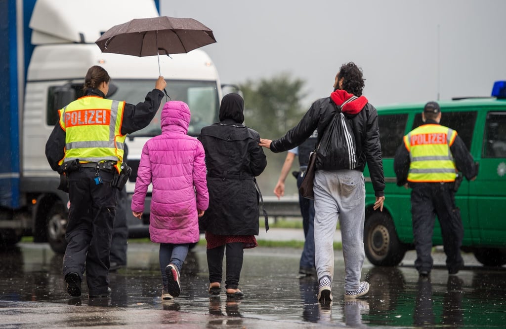 Eine syrische Familie an einer Grenzkontrollstelle zwischen Österreich und Deutschland.