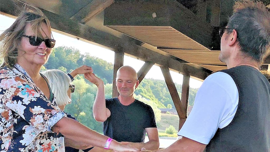Tänzer von Salsa im Wendland bei einer Tanzveranstaltung auf der Elbe im Sommer 2022. Die Gruppe weitet ihre Aktivitäten nun auch nach Salzwedel aus.