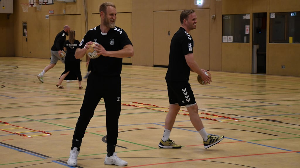 Gut gelaunt warf Omar Ingi Magnusson (r.) gemeinsam mit Matthias Musche zum Aufwärmen einige Bälle auf das Tor.