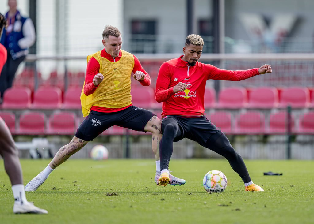 Zweikampf im Training: David Raum (l.) und Benjamin Henrichs.