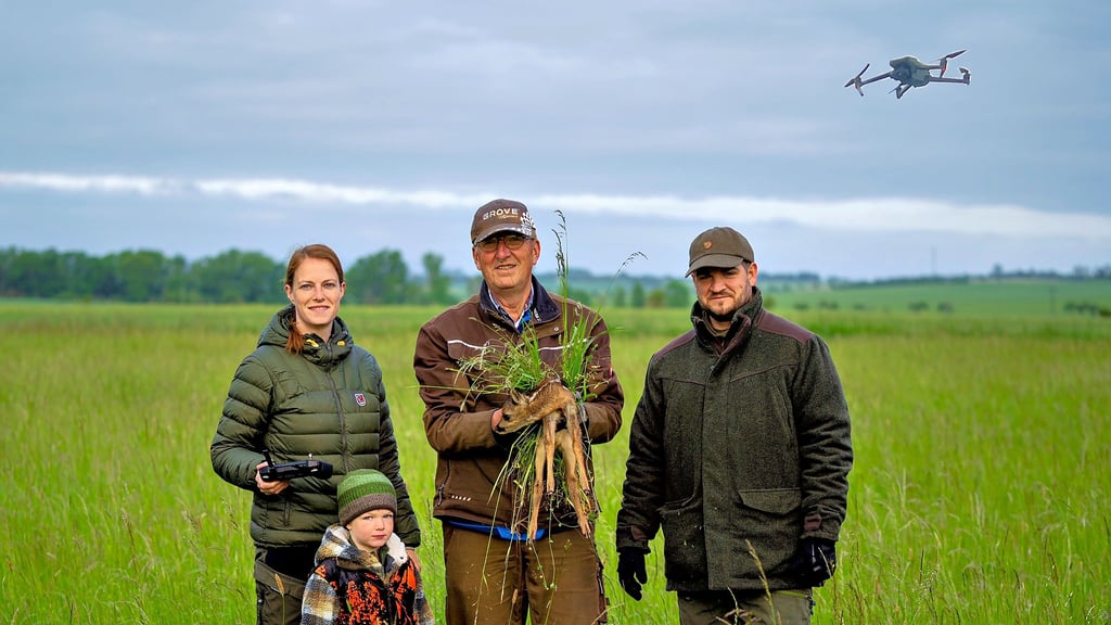 Das Berßeler Kitzretter-Team mit Tierärztin Christina Strohkorb, ihrem Vater Walter Bormann, Mann Martin sowie Sohnemann Fritz. Oft ist auch Elke Försterlin als Helferin mit dabei. Oben rechts die rund 6500 Euro teure Drohne, die mit 60-prozentiger Landesförderung beschafft worden ist.