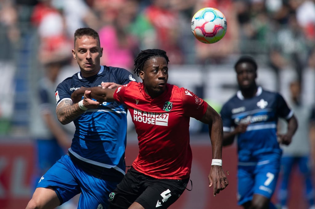 Hannovers Bright Arrey-Mbi (M) spielt gegen Darmstadts Phillip Tietz.