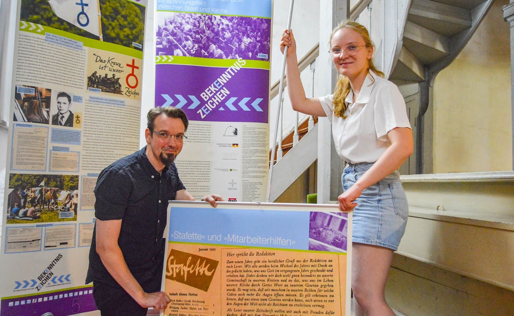 Pfarrer Johannes Rohr und Junge-Gemeinde-Mitglied Elisa Prudlik bei den Vorbereitungen für die Ausstellungseröffnung an diesem Sonnabend.