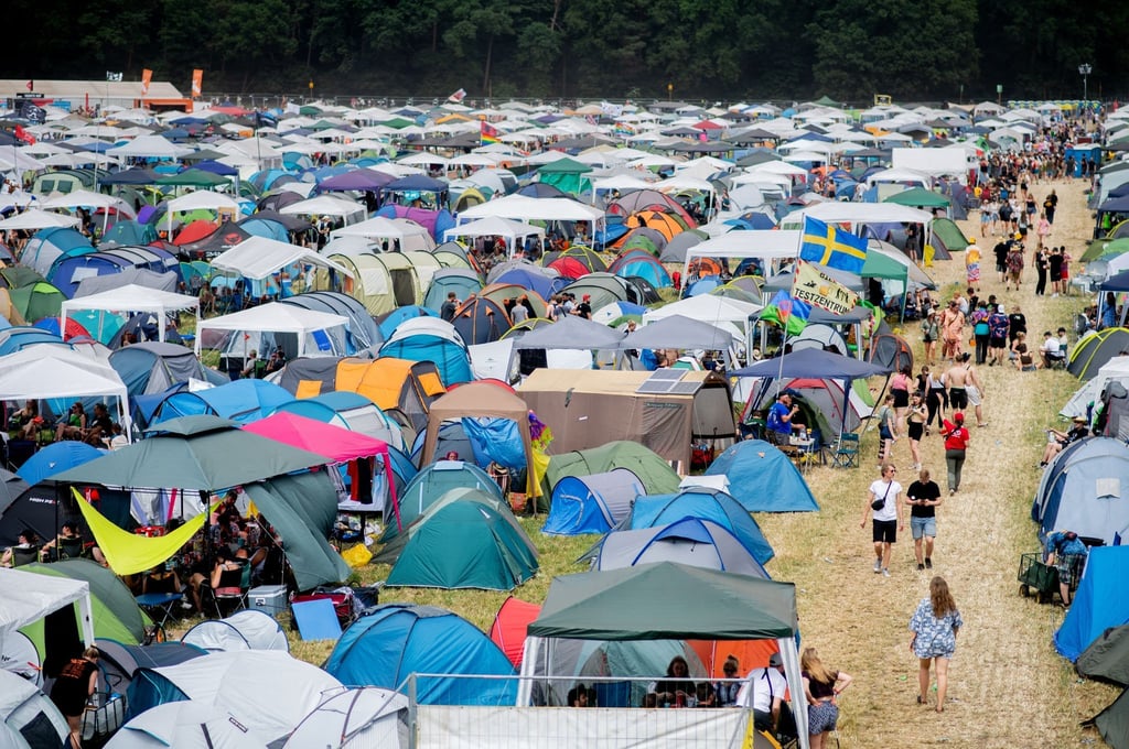 Zahlreiche Zelte und Pavillons stehen auf dem Zeltplatz des Hurricane Festivals.