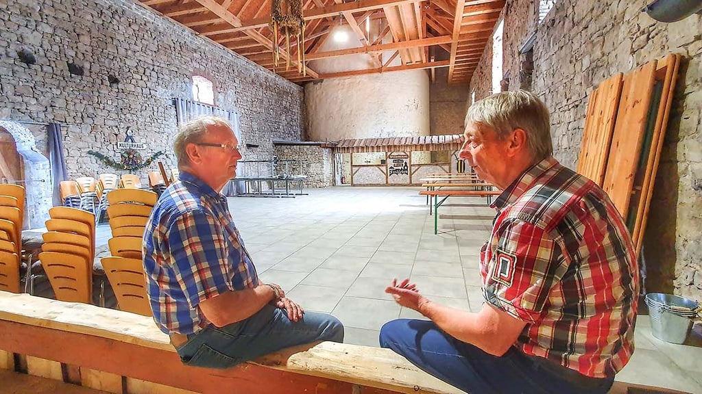 Klaus Flaake, der Chef des Heimatvereins (re.), und Ortsbürgermeister Frank Hänsgen freuen sich über die neu gestaltete Festscheune.