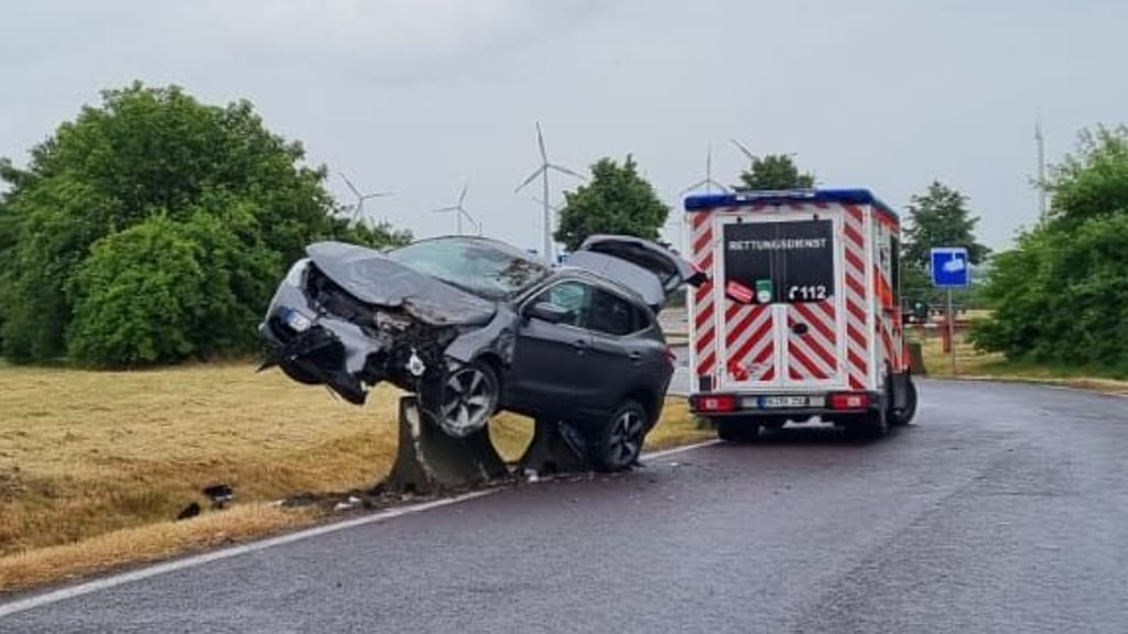 Ein arg ramponiertes Auto parkt auf Elementen einer Betonwand auf dem Rastplatz Lorkberg an der A2. Zwei Männer wurden bei dem Unfall verletzt. Foto: