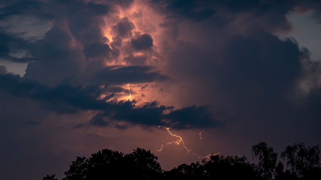 In Teilen von Sachsen-Anhalt erwartet der Deutsche Wetterdienst am Wochenende starke Gewitter.