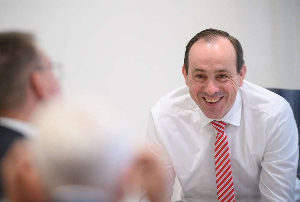 Ingo Senftleben (CDU) lacht während der Landtagssitzung.