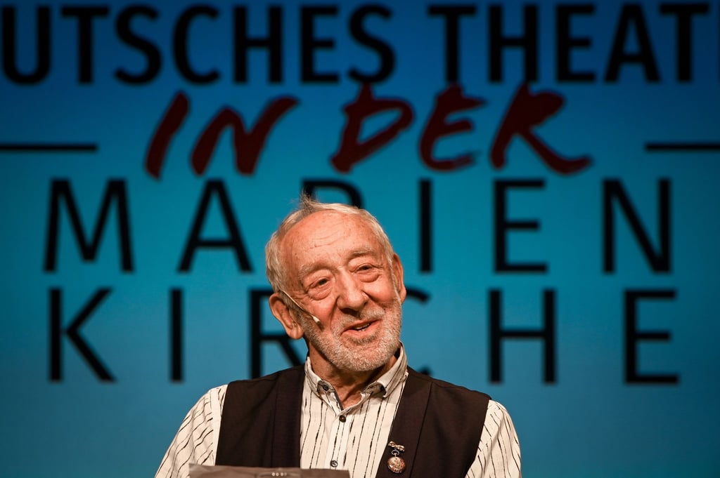 Schauspieler Dieter Hallervorden stellt auf der Bühne des Mitteldeutschen Theater den neuen Spielplan vor.