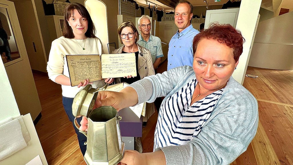 Christiane Heinevetter (von links) , Beate Seibert, Joachim Grossert, Thomas Gruschka und Inessa Myslitska bei der Übergabe im Museum Bernburg.