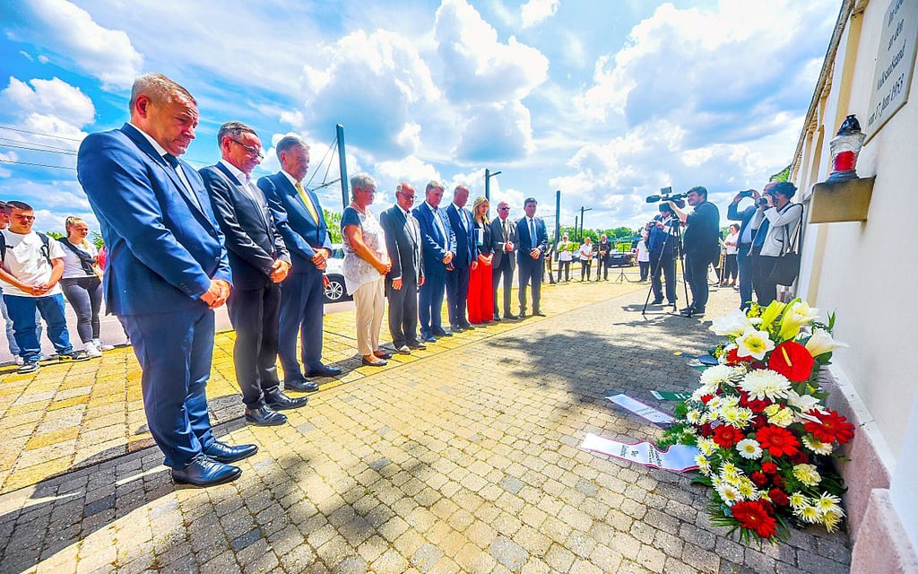 Kranzniederlegung an der Gedenktafel am Haupttor in Leuna