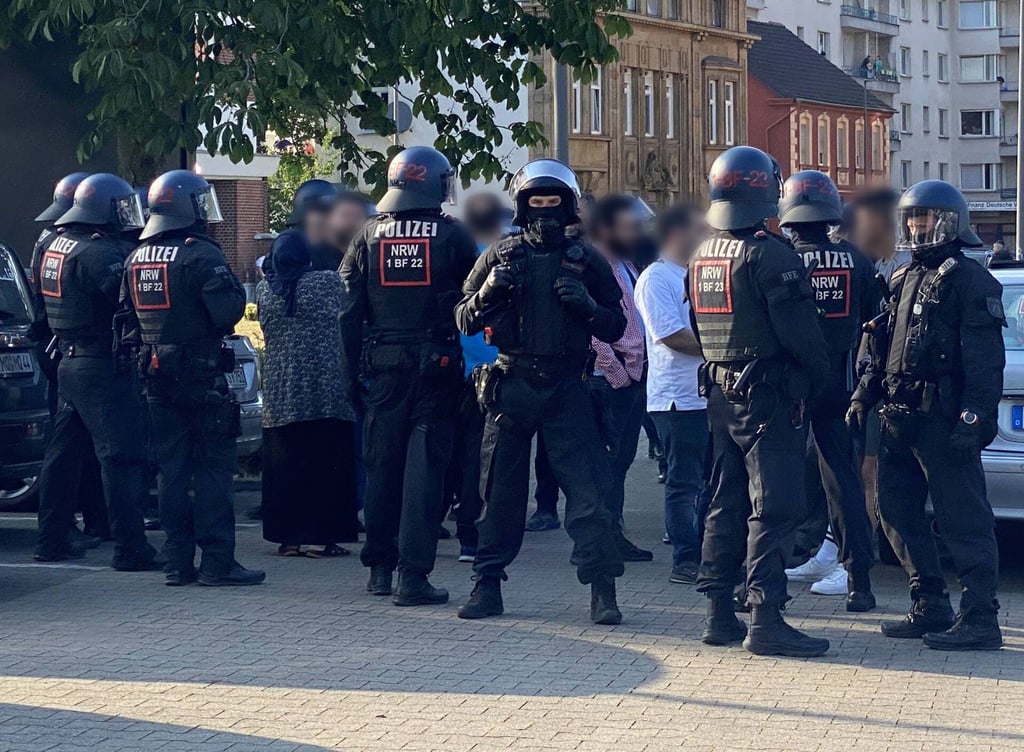 Polizeieinsatz am Ort der Massenschlägerei in Castrop-Rauxel.