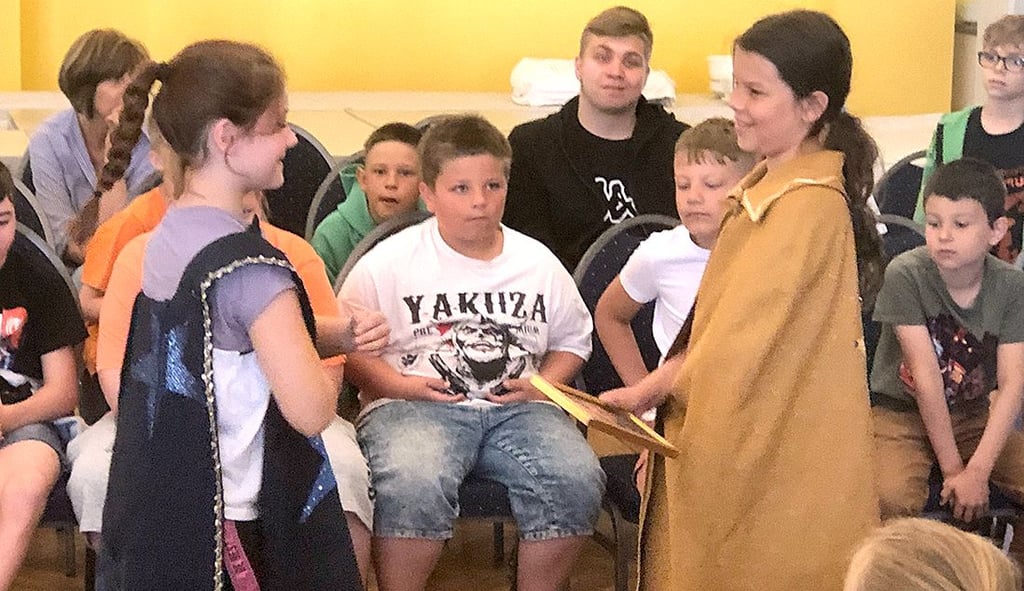Die Wiener Kinderoper und die Großmühlinger Grundschülern führen Mozarts wohl berühmtestes Stück auf und zeigen dabei Kreativität bei der Rollenverteilung.