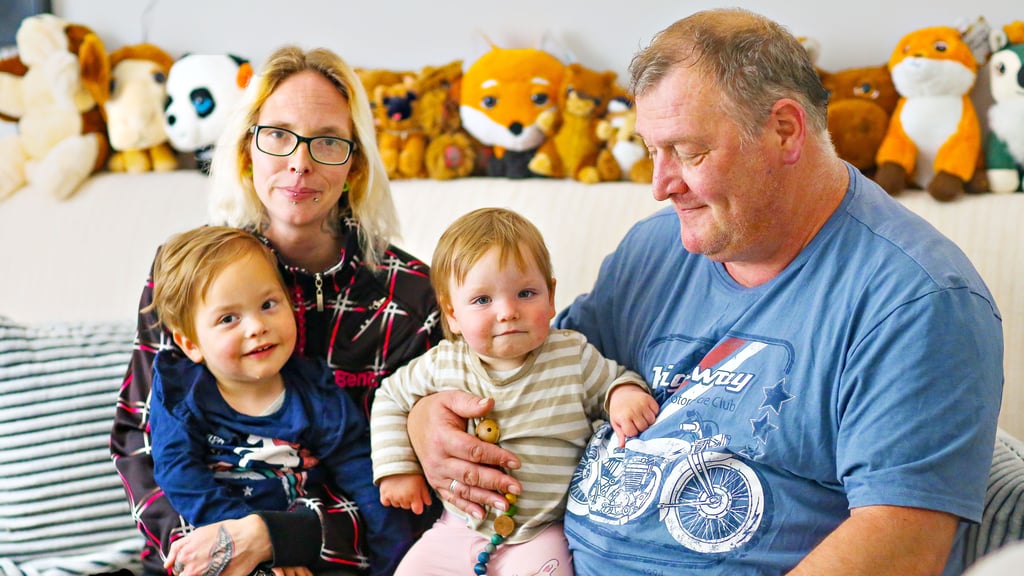 Eingeschworene Familie: Susann Lehmann mit ihren Töchtern Riley und Hailey (Mitte). Riley leidet an einer Cerebralparese und ist motorisch stark eingeschränkt, sie spricht auch nicht. Der Alltag findet vor allem bei Opa Peter Lehmann statt, er wohnt im selben Haus.