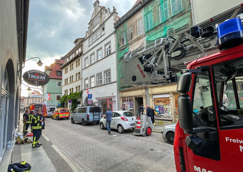 Unfall in Naumburg mit Feuerwehreinsatz: Zur Bergung eines Verletzten kam es in der Naumburger Marienstraße am Donnerstagabend in einem unsanierten Haus. Ein Statiker war bei der Prüfung der Decke durch diese hindurch gebrochen.