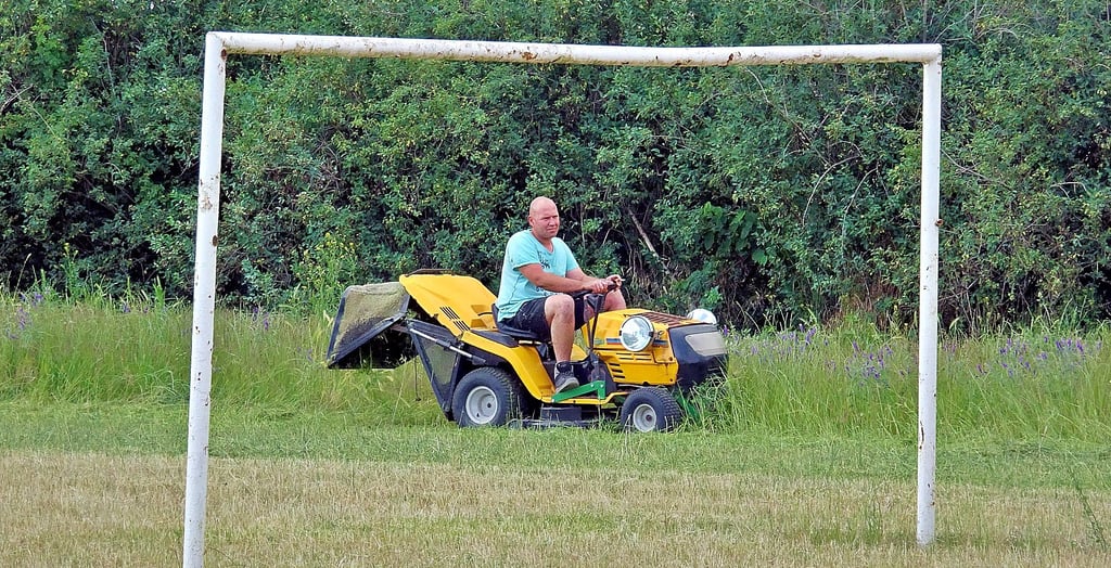 Maik Zander ist der freiwillige Helfer, der das Gras mäht.
