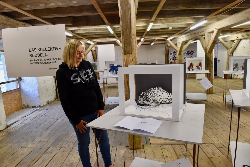 Im ehemaligen Kornspeicher in Wiederstedt haben einige Künstler ihre Arbeiten für das Werkleitz-Festival „Mein Schatz“ aufgebaut.