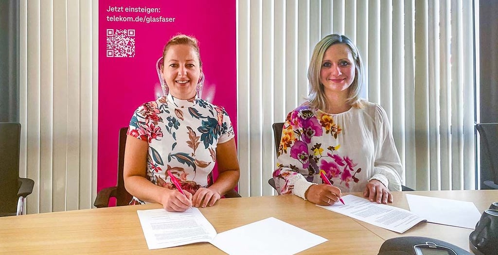 Bürgermeisterin Steffi Syska und Telekom-Regionalmanagerin Nadja Thätner (v.l.) haben den Vertrag über den Ausbau unterzeichnet.
