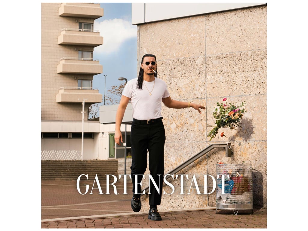 Mit seinem Album „Gartenstadt“ stürmt Apache 207 direkt auf Platz eins der Charts.