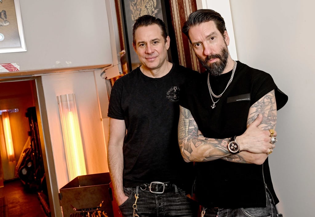 Die Musiker Alec Völkel alias „Boss Burns“ (r) und Sascha Vollmer alias „Hoss Power“ der Band The BossHoss.