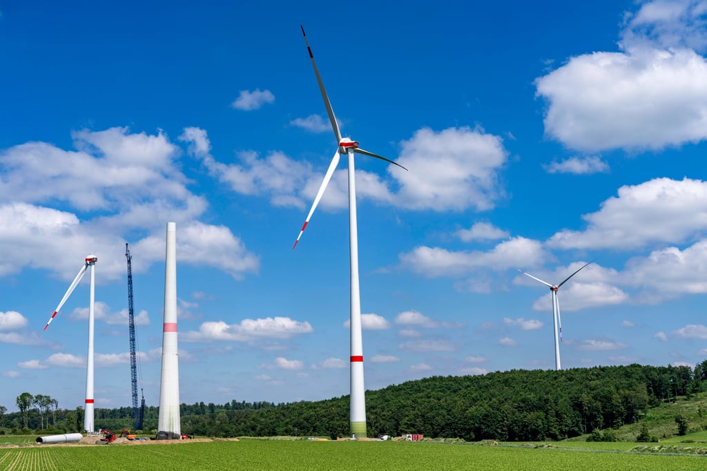 Windräder gehören mittlerweile zum Landschaftsbild. In Bad Dürrenberg sollen zwölf Anlagen mit einer Nabenhöhe von 169 Metern entstehen.