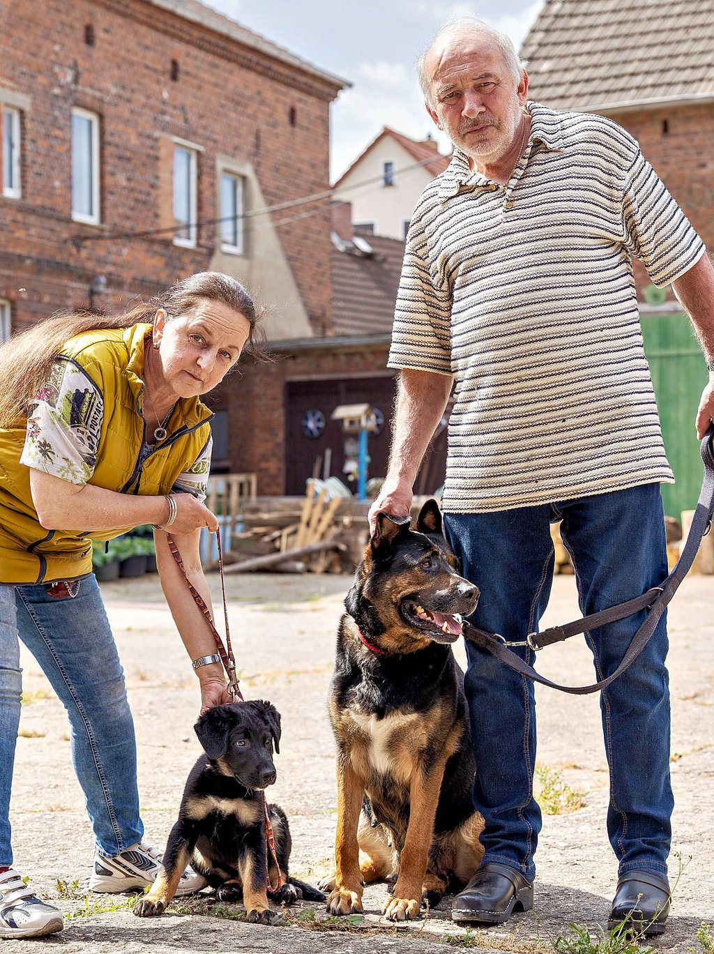 Angela Faroß mit Welpe Anna und ihr Partner Andreas Sorbian mit Hündin Aika
