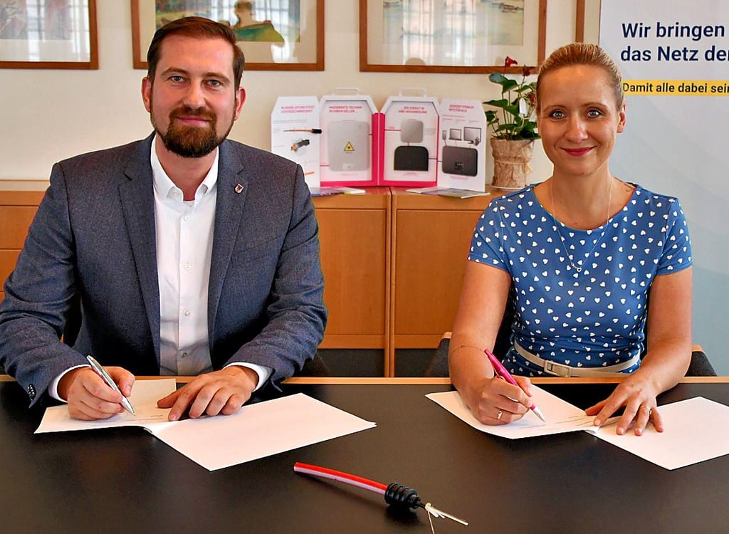 Bürgermeister Mathias Bölt und Nadja Thätner von der Telekom haben im Rathaus die Absichtserklärung für den Ausbau des Glasfasernetzes in Havelberg unterschrieben.