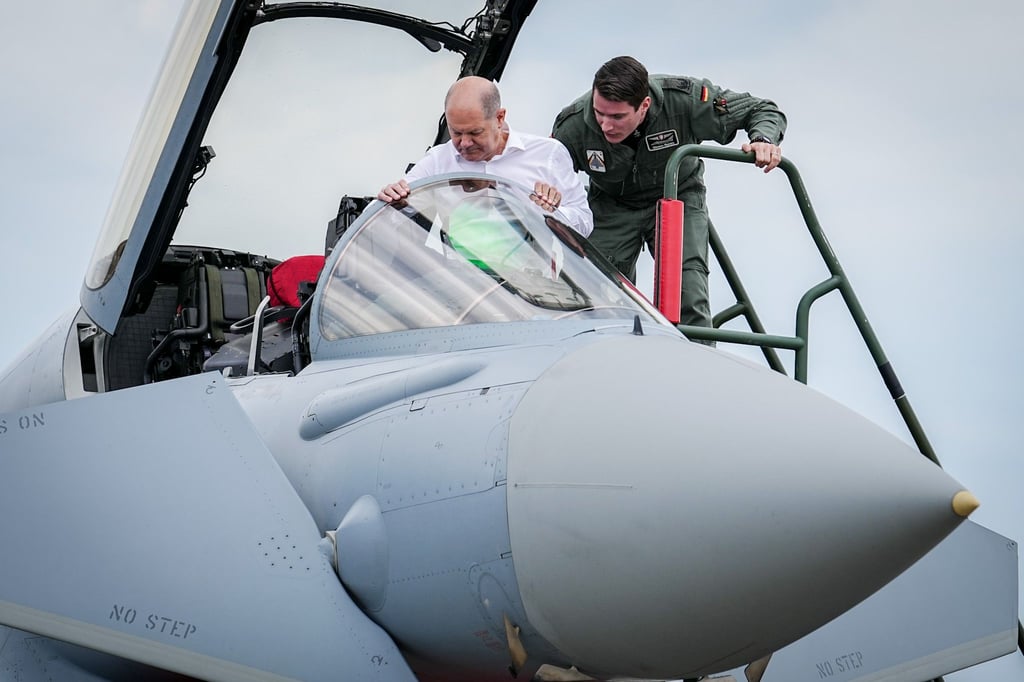 Bundeskanzler Olaf Scholz im Cockpit eines Eurofighters auf dem Fliegerhorst Jagel.
