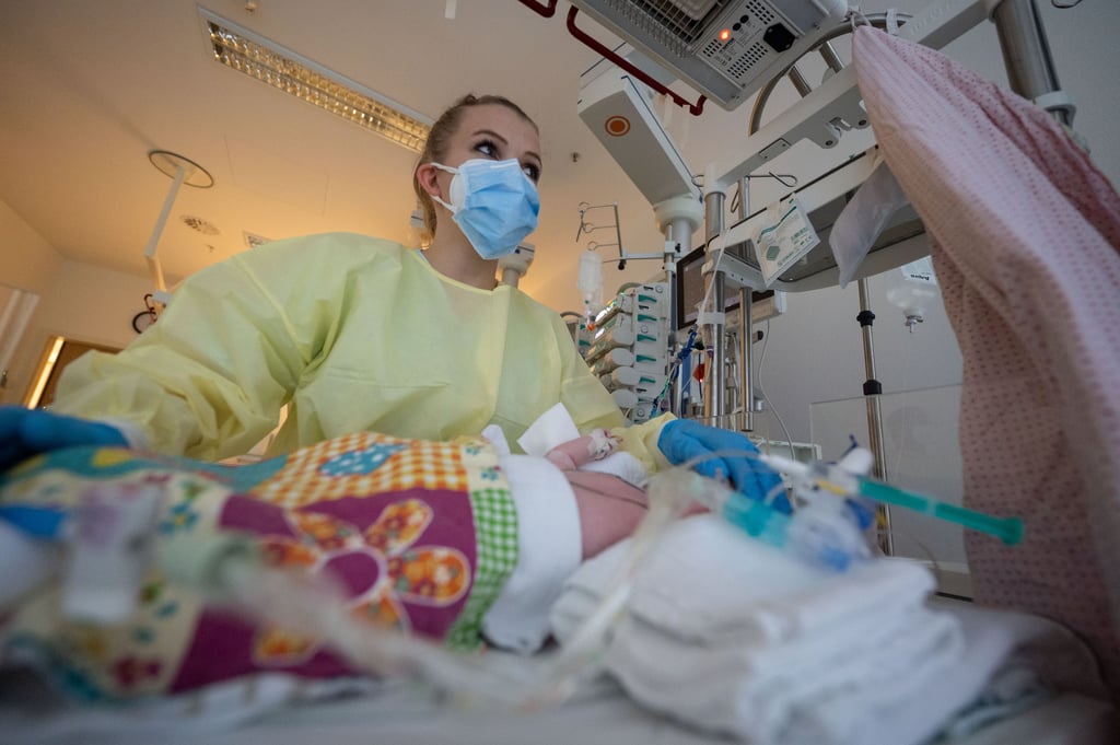 Intensivpflegerin auf einer Kinder-ITS: Die Kinderintensivstation am Uniklinikum Magdeburg war im Februar wegen Fachkräftemangels geschlossen worden.