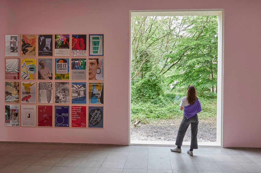 Blick im Hamburger Bahnhof auf ein neues Fenster, das den Blick auf eine alte Mauer des ursprünglichen Bahnhofs ermöglicht.
