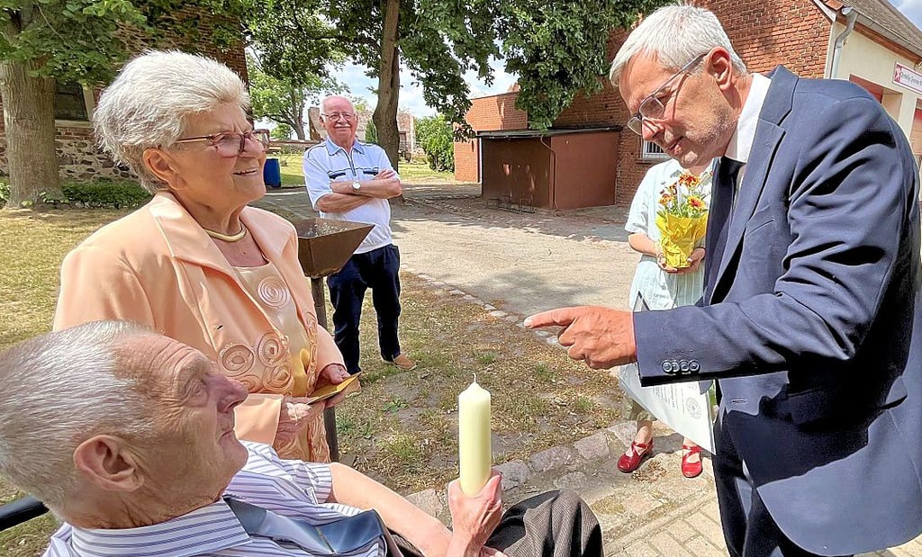 Erhard und Regina Danker erhielten anlässlich ihres 60. Hochzeitstages den Segen von Pfarrer Jürgen Weinert.