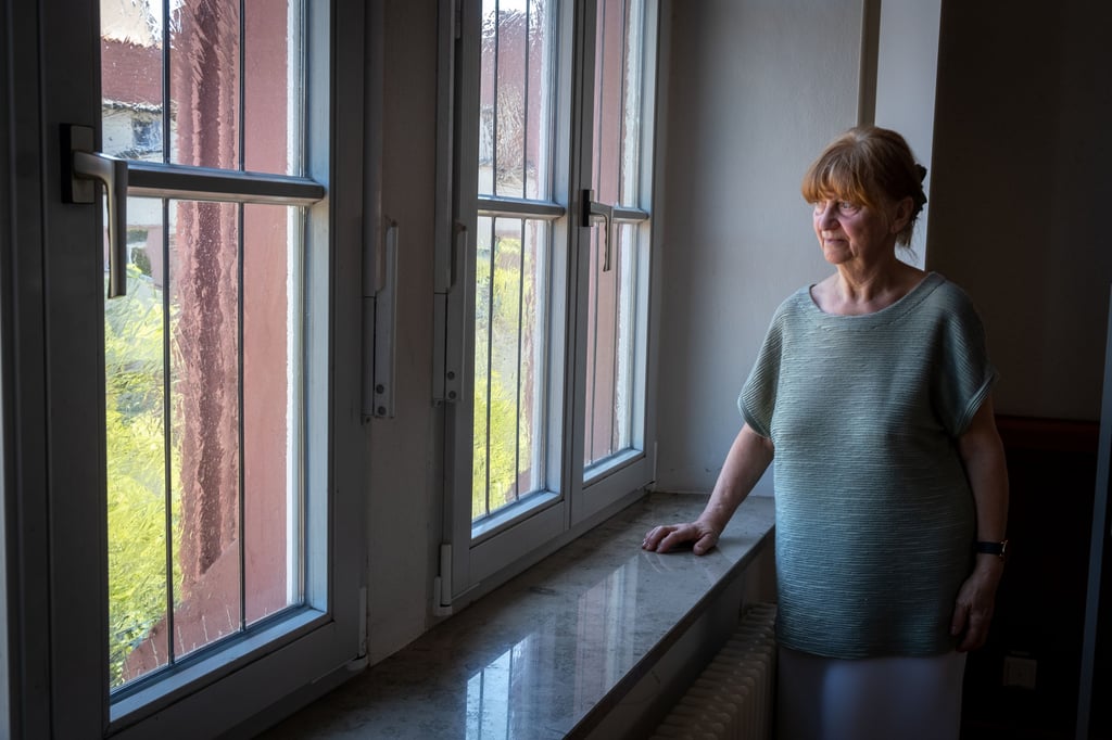 Christine Jäkel im Bitterfelder Ratssaal, in dem ihr Onkel vor 70 Jahren mit dem Streikkomitee tagte.
